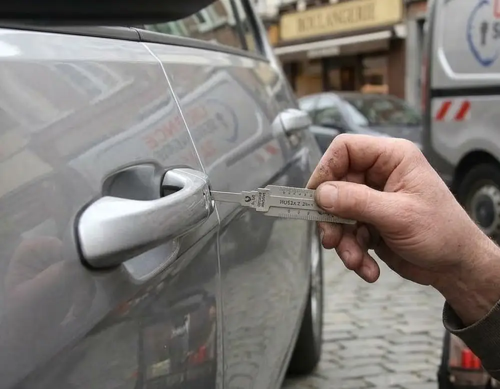 Intervention de serrurerie auto sans dégât pour un véhicule verrouillé à Bordeaux