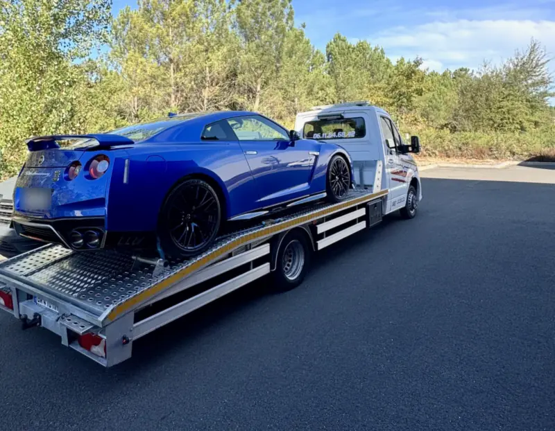 Nissan GT-R arrimée sur le plateau Full Dépannage, convoyage de véhicule de luxe depuis Bordeaux vers toute la France